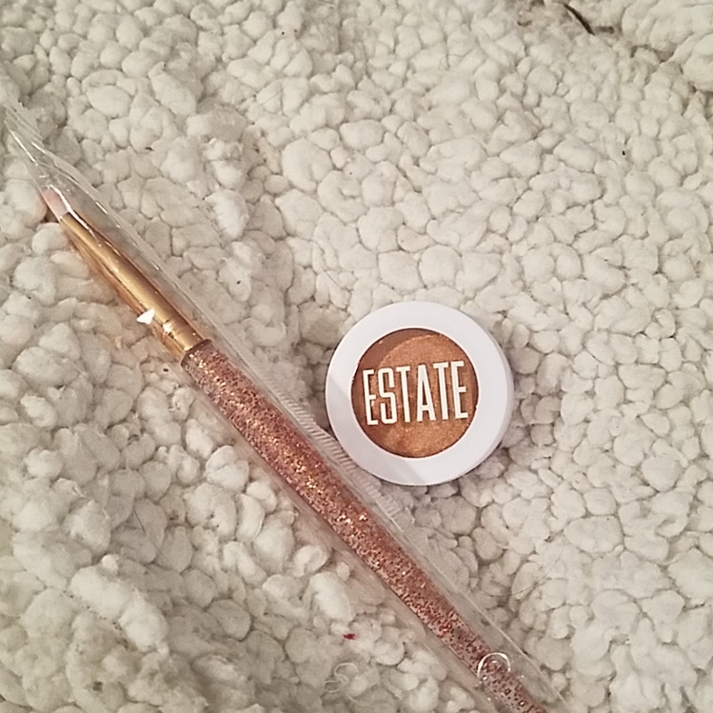 Coppery shimmer eyeshadow and brush